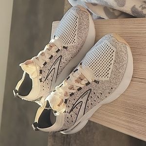 Brand nwot Brooks Glycerin 20 Stealthfit running shoes.